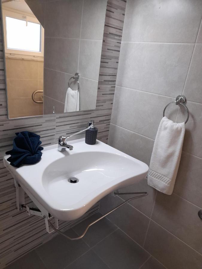 Hall 92 Quartos Com Wc Em Moradia Com Piscina A-Das-Lebres Loures Dış mekan fotoğraf